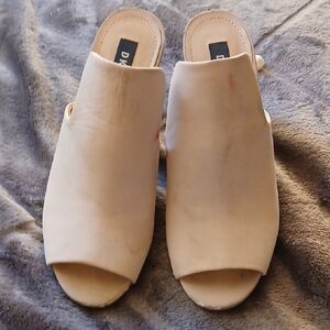 DKNY Women's Elegant Cream Mules